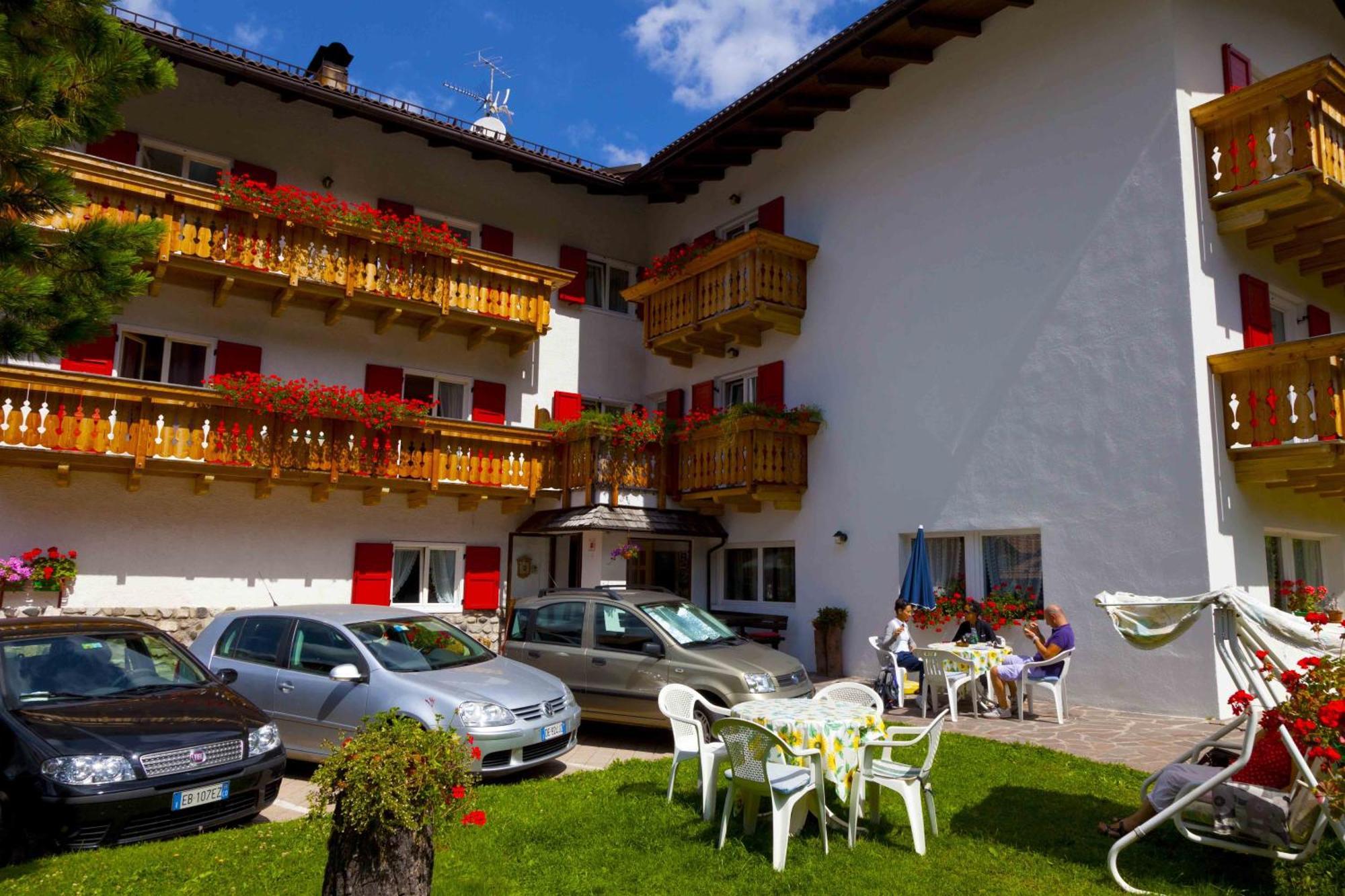 Garni Tyrolia Hotel Campitello di Fassa Ngoại thất bức ảnh
